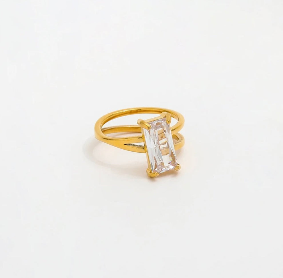 FullSizeRender_b67ae9c0-0271-4895-9d04-21b5f75e2441 Δαχτυλίδι Valeria με Ορθογώνια Λευκή Ζιργκόν - Image 1