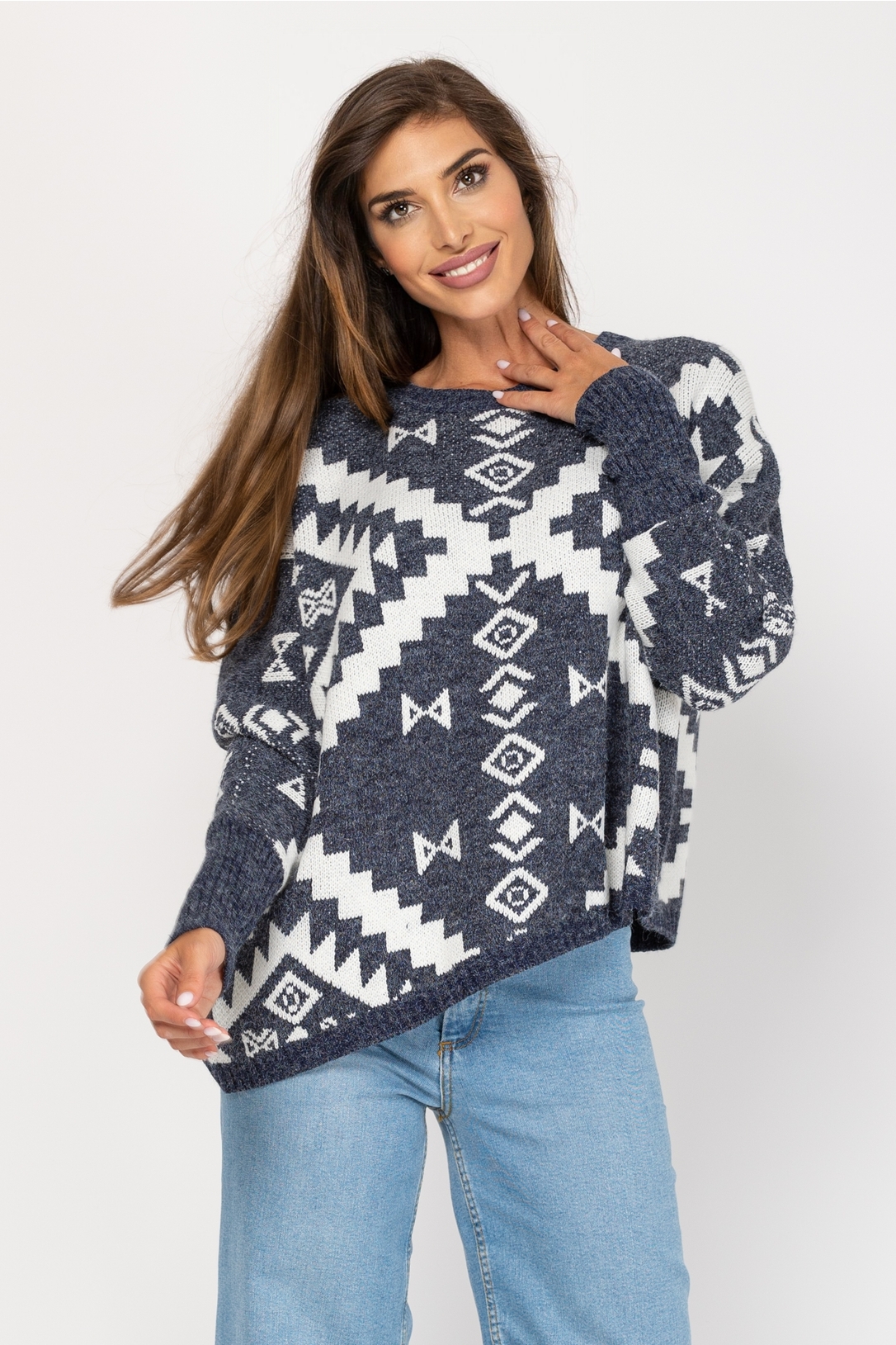 03a3006e7fa0eaf362accad0b959e23f85ea9b5088daa28d180613ee2bfa2eec Πουλόβερ με ethnic σχέδιο και ασύμμετρο τελείωμα one size - Image 1