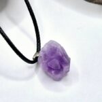 Κολιέ με Μαύρο Κορδόνι και Ακατέργαστο Αμέθυστο