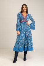 Μακρύ φόρεμα με σχέδιο, V-λαιμόκοψη και βολάν στα μανίκια