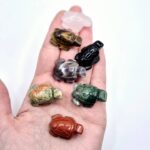 Μίνι Χελώνα από Πέτρα Ουνακίτη 2,5 cm – Χειροποίητο Διακοσμητικό με Συμβολισμό Προστασίας & Σταθερότητας - Image 3