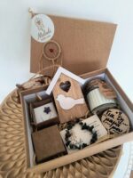 Meladi Boho Gift Box “Mama’s Harmony” – Κουτί Δώρου με Κερί Σόγιας, Κόσμημα & Φυσικές Πέτρες
