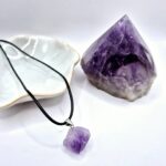 Κολιέ με Μαύρο Κορδόνι και Ακατέργαστο Αμέθυστο - Image 2