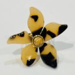 Επίχρυσο Ατσάλινο Δαχτυλίδι με Λουλούδι από Ρητίνη και Διακριτική Πέτρα