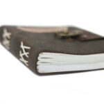 Χειροποίητο Δερμάτινο Τετράδιο Confessions με Κλειδαριά – 200 Σελίδες - Image 4