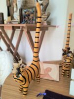 Χειροποίητη Γάτα Ριγέ με Μεγάλη Ουρά – Στήριγμα Δαχτυλιδιών από Ξύλο Albesia - Image 3