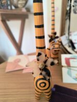 Χειροποίητη Γάτα Ριγέ με Μεγάλη Ουρά – Στήριγμα Δαχτυλιδιών από Ξύλο Albesia - Image 4