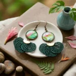 Tropical Boho Σκουλαρίκια με Λουλούδια – Χειροποίητα Σκουλαρίκια με Γυάλινο Καμπουσόν σε Πράσινο - Image 3