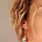 Ethnic Σκουλαρίκια με African Wax Μοτίβο – Χειροποίητα Statement Σκουλαρίκια σε Κόκκινο & Χρυσό - Image 3