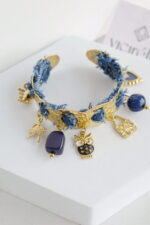 Βραχιόλι Χειροπέδα από Ανοξείδωτο Ατσάλι με Μπλε Ύφασμα & Κρεμαστά Charms