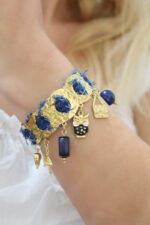 Βραχιόλι Χειροπέδα από Ανοξείδωτο Ατσάλι με Μπλε Ύφασμα & Κρεμαστά Charms - Image 2