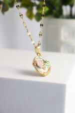 Minimal Κολιέ από Ανοξείδωτο Ατσάλι με Ροζ Τριαντάφυλλο & Περλίτσα - Image 2