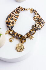 Animal Print Κολιέ με Μαντήλι & Κρεμαστά Στοιχεία από Ανοξείδωτο Ατσάλι – Leopard Style