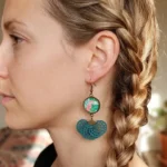 Tropical Boho Σκουλαρίκια με Λουλούδια – Χειροποίητα Σκουλαρίκια με Γυάλινο Καμπουσόν σε Πράσινο - Image 2