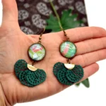 Tropical Boho Σκουλαρίκια με Λουλούδια – Χειροποίητα Σκουλαρίκια με Γυάλινο Καμπουσόν σε Πράσινο - Image 4